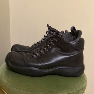 Prada Men Aw99 Vtg Boots 8.5 
Black Leather Square Toe Platform Derby